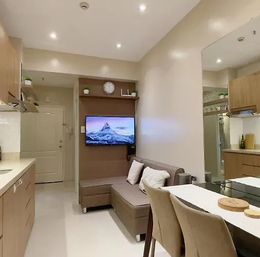 Along Tomas Morato W/ Wifi Smarttv & Karaoke Apartment
