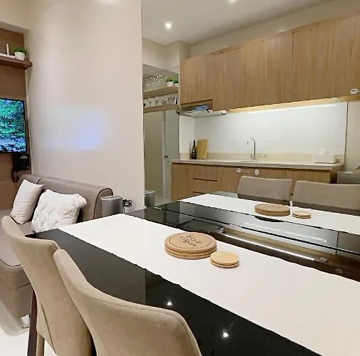 Apartment Along Tomas Morato W/ Wifi Smarttv & Karaoke