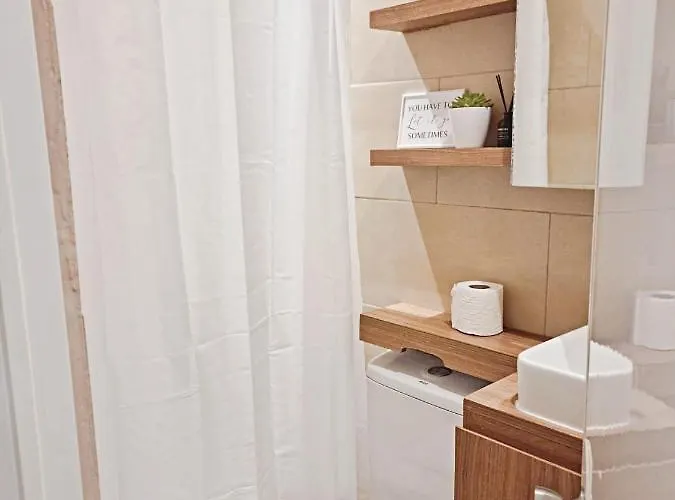 Along Tomas Morato W/ Wifi Smarttv & Karaoke Apartment *