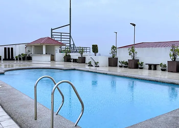 Along Tomas Morato W/ Wifi Smarttv & Karaoke Apartment *