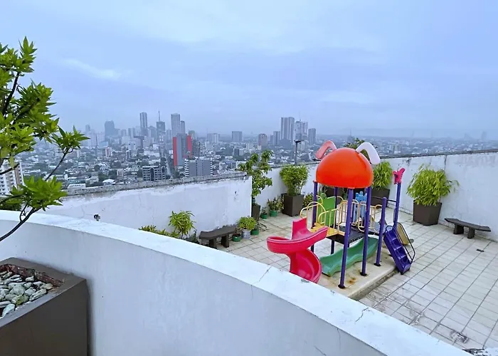 Along Tomas Morato W/ Wifi Smarttv & Karaoke Apartment *